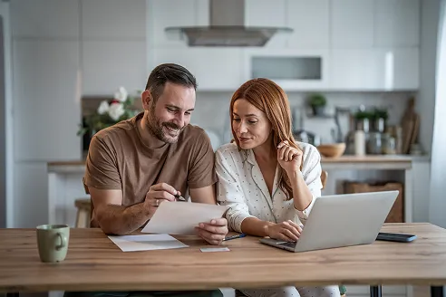 Para analizująca dokumenty związane z modernizacją swojego domu